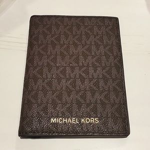 🍃 Michael Kors wallet